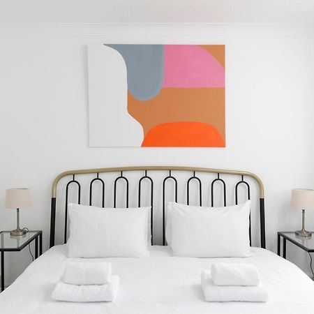 Beachside Retreat 2-Bedroom Gem With Free Private Parking & Outdoor Space برايتون المظهر الخارجي الصورة