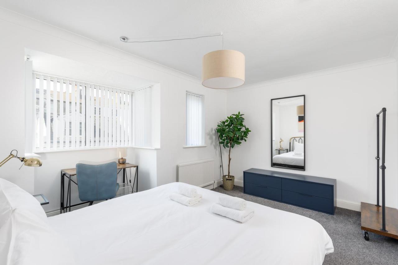Beachside Retreat 2-Bedroom Gem With Free Private Parking & Outdoor Space برايتون المظهر الخارجي الصورة