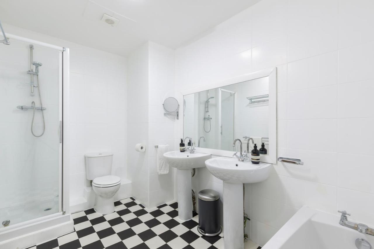 Beachside Retreat 2-Bedroom Gem With Free Private Parking & Outdoor Space برايتون المظهر الخارجي الصورة
